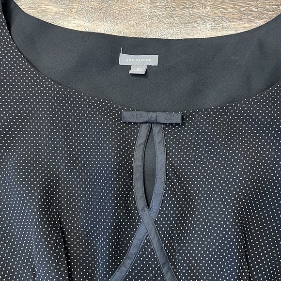 Elegant Black Silk Cap-Sleeve Dress - Picture 3 of 6